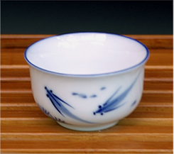 白磁の茶杯 手描き藍小魚
